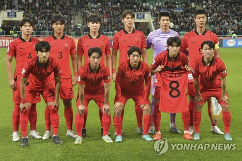 우즈베키스탄과 경기 시작 전 기념 촬영을 한 한국 선수들. 