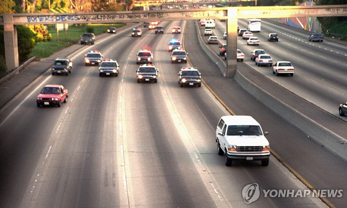 1994년 흰색 포드 차량에 탄 채 경찰과 추격전을 벌이는 O.J. 심슨
