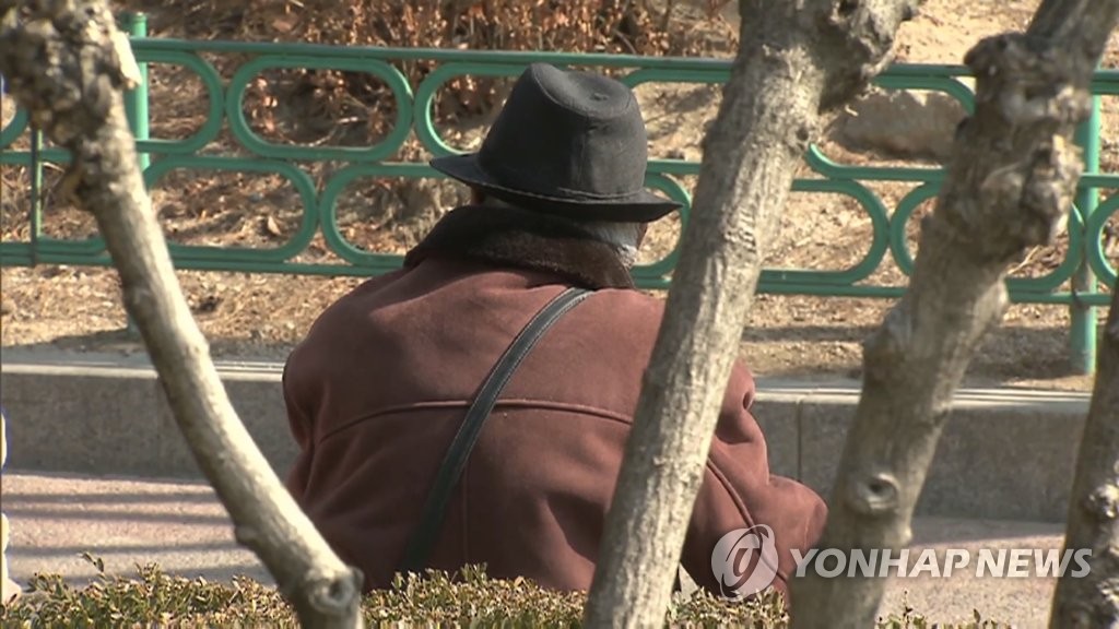 공원에 앉아 쉬는 어르신