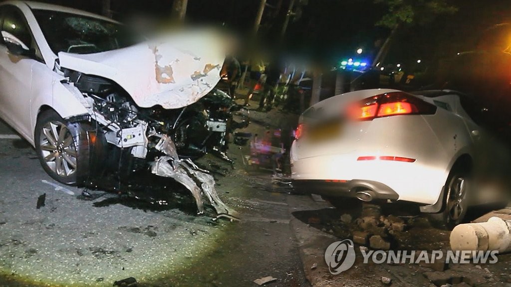점멸신호 주의 의무 '깜박'…승용차와 택시 충돌해 4명 사상(CG)