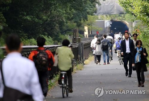 도쿄의 샐러리맨…출근길 풍경