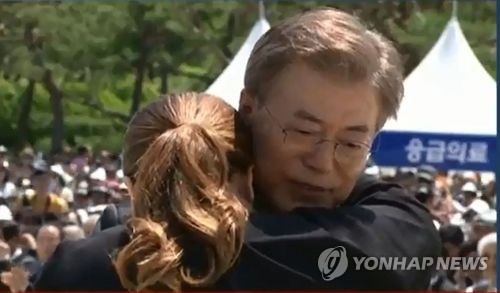 유족 안는 문재인 대통령