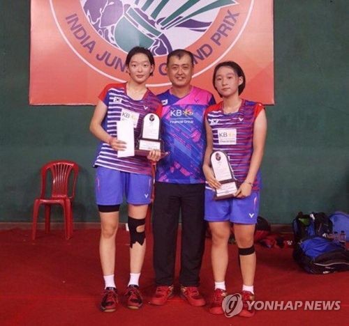 배드민턴 김민지(왼쪽), 성아영 선수와 김학균 감독(중앙)