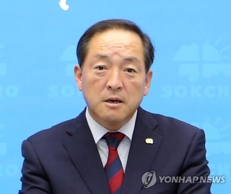 자유한국당 입당 밝히는 이병선 속초시장
