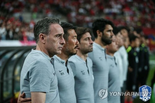 파울루 벤투 축구대표팀 감독(왼쪽)과 코치진