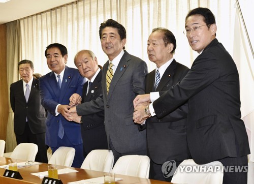 (도쿄 교도=연합뉴스)아베 신조 일본 총리가 자민당 인사를 실시한 2019년 9월 11일 일본 도쿄도 자민당 본부에서 당 주요 간부들과 기념 사진 촬영에 응하고 있다. 화면 오른쪽부터 기시다 후미오 정조회장, 니카이 도시히로 간사장, 아베 총리, 스즈키 슌이치 총무회장, 시모무라 하쿠분 선대위원장, 모리야마 히로시 국회대책위원장.