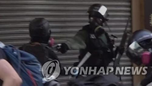 시위 참여자를 향해 실탄 발사하는 홍콩 경찰