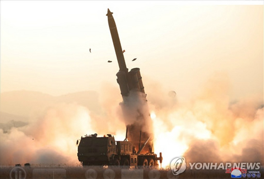 북한 초대형 방사포 시험사격 사진