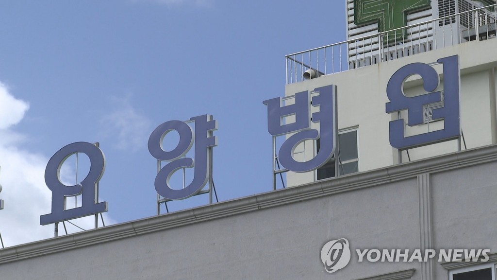 정부 "수도권 요양병원·시설 종사자 전수검사 계획 검토"