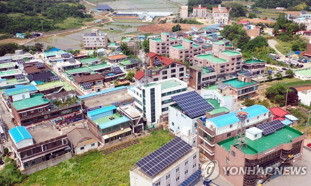 당진 석문면 삼봉4리 주택 옥상에 설치된 태양광 발전시설