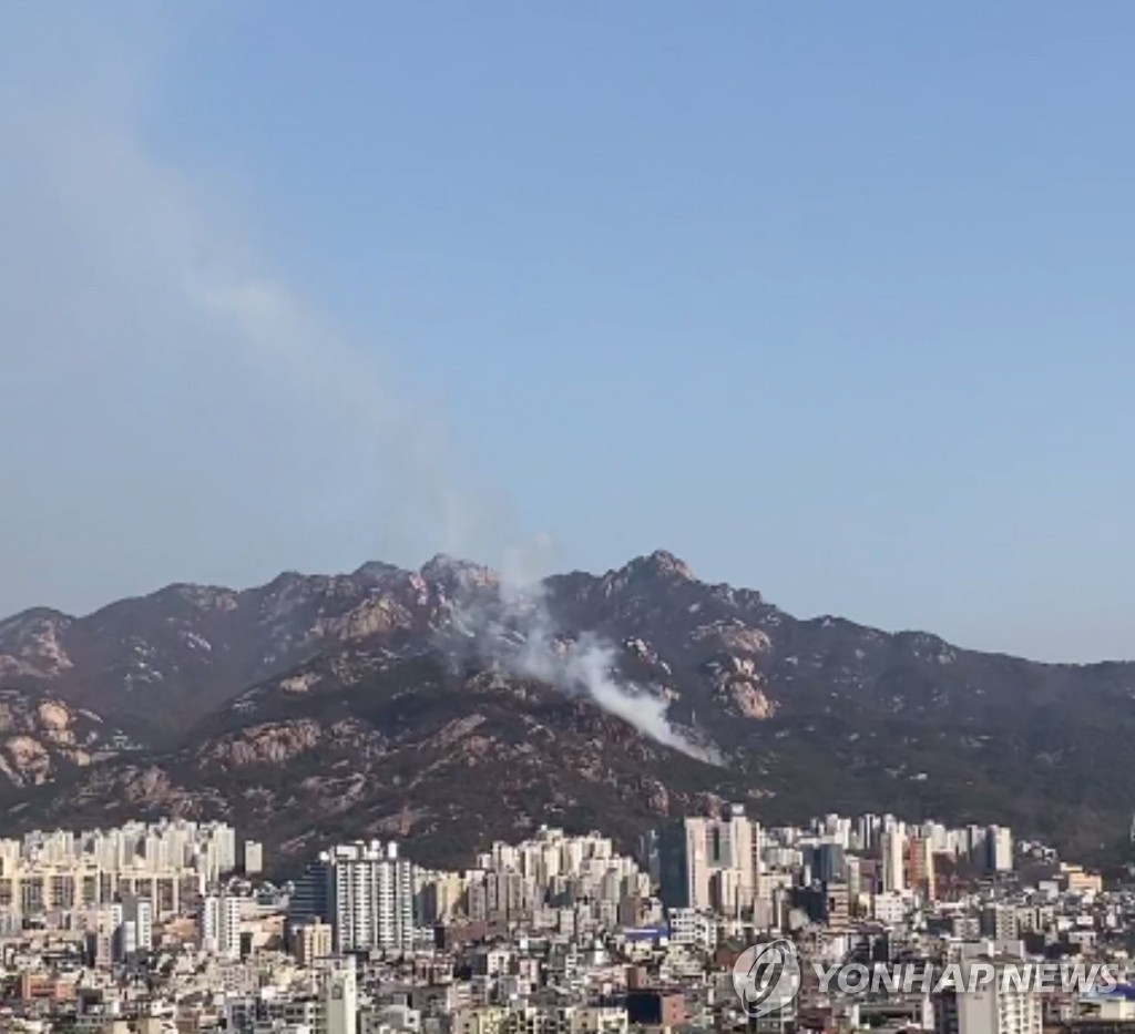 서울 북한산 족두리봉 근처에서 산불…소방당국 진화중