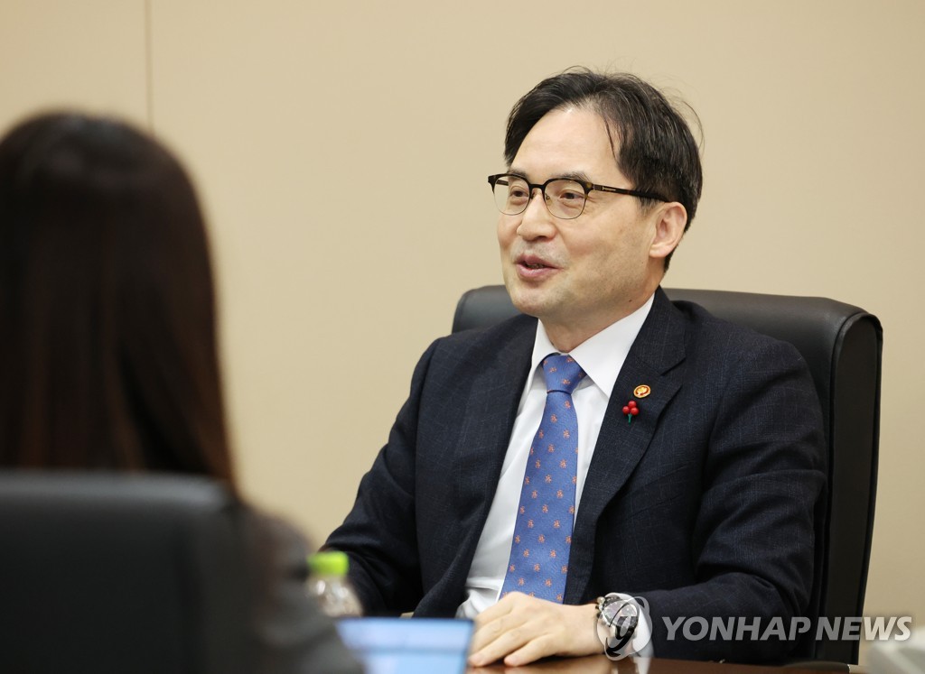 인터뷰하는 한기정 공정거래위원장