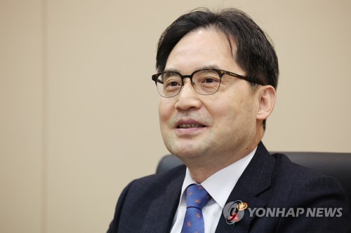 인터뷰하는 한기정 공정거래위원장