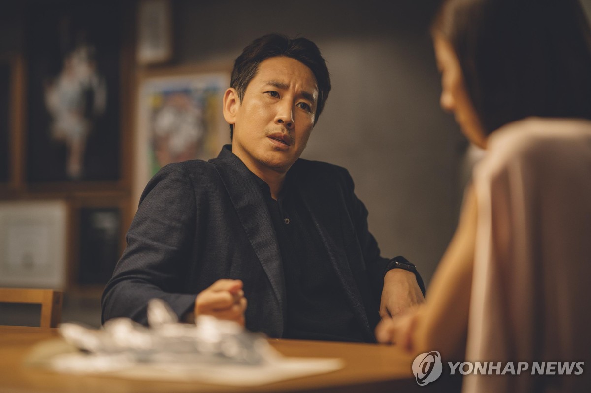Late actor Lee Sun-kyun is shown in this still from "Parasite" provided by Busan International Film Festival, on Sept. 3, 2024. (PHOTO NOT FOR SALE) (Yonhap)