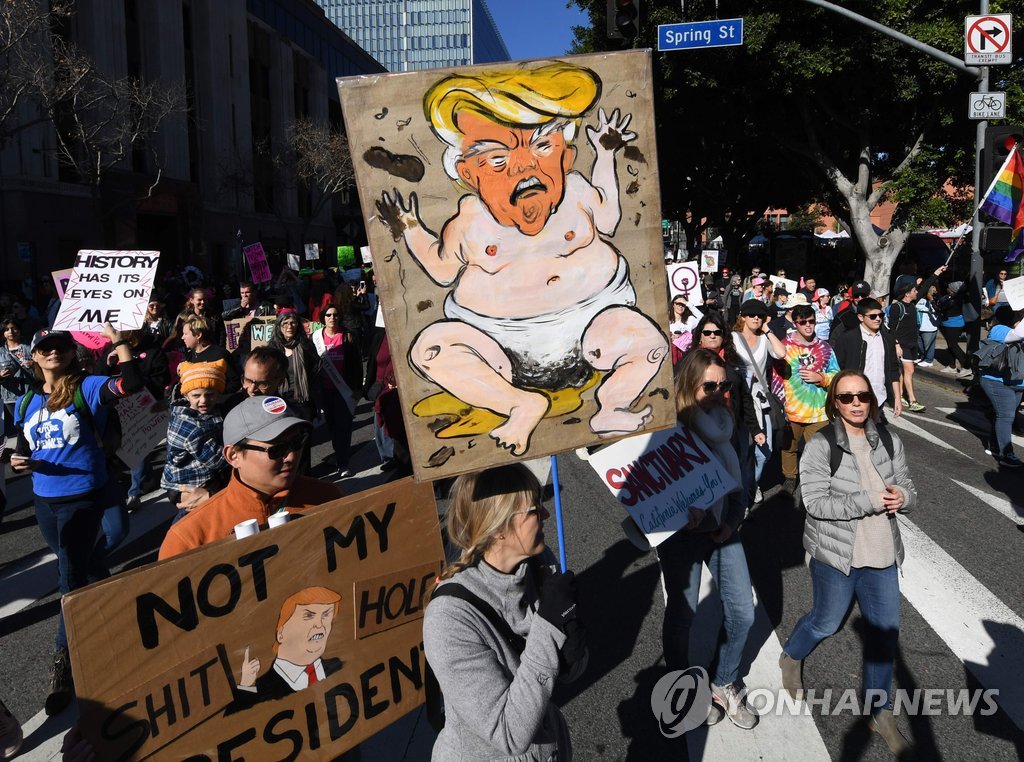 "우리 대통령 아니다" 로스앤젤레스에서 몰려든 50만명의 반트럼프 여성 거리시위대[AFP=연합뉴스]