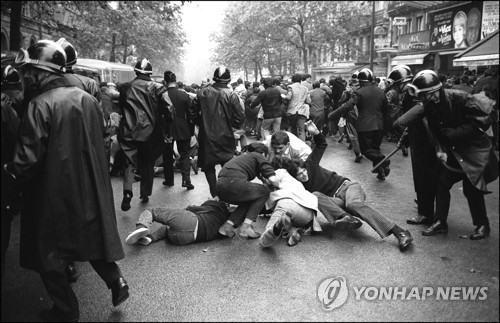 1968년 5월 파리의 학생시위 진압하는 프랑스 경찰 