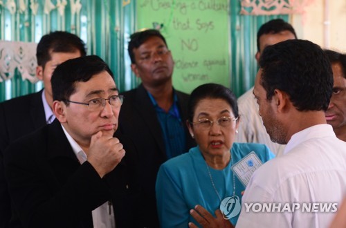 11일 방글라데시 쿠투팔롱 난민 캠프에서 윈 미얏 아예(왼쪽) 미얀마 사회복지 장관이 로힝야족 난민 대표들과 대화하고 있다.[AFP=연합뉴스]