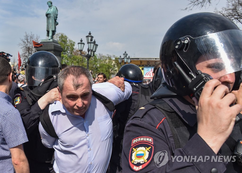 시위 중 경찰에 끌려가는 러시아 야권 지도자 나발니