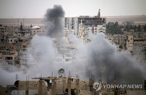 22일 시리아 친정부군의 포격으로 연기가 솟는 반군 점령지 다라