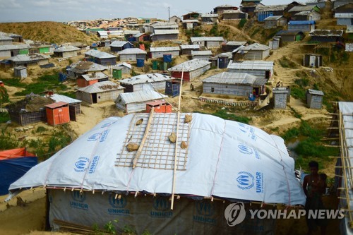 2018년 5월 7일 방글라데시 국경지대에 있는 쿠투팔롱 난민 캠프의 건물들이 우기(雨期)로 인한 피해를 줄이기 위해 비닐과 모래주머니로 보강돼 있다. [AFP=연합뉴스]