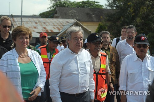 2018년 10월 12일 안토니우 구테흐스 유엔 사무총장(중앙)이 유숩 칼라 인도네시아 부통령(오른쪽)과 함께 지진과 쓰나미 피해를 입은 중앙술라웨시 주 팔루 시내를 방문한 모습. [AFP=연합뉴스]