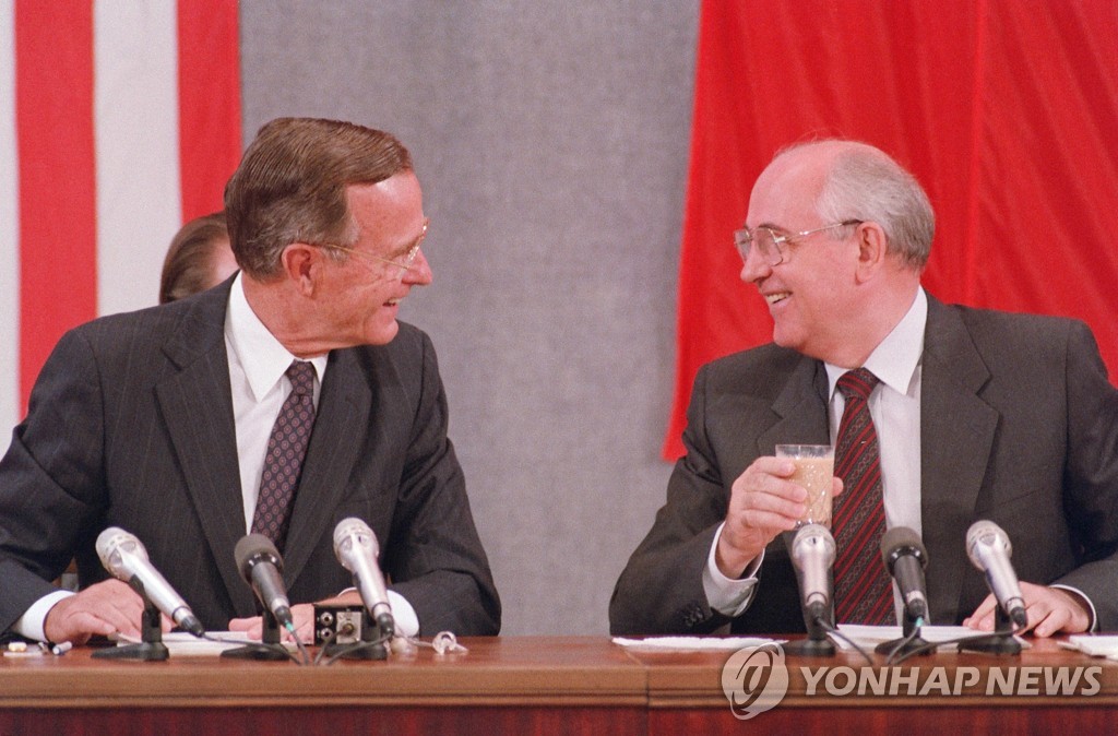 고르바초프 전 소련 공산당 서기장과 대화하는 조지 H.W. 부시 전 미 대통령(왼쪽)
