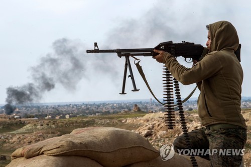 13일 시리아 동부 IS 진영을 향해 사격하는 시리아민주군(SDF) 부대원