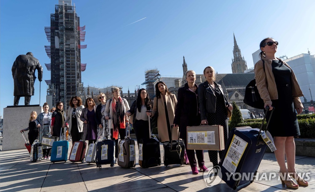 인공임신중절 금지법을 두고 시위에 나선 28명의 참가자