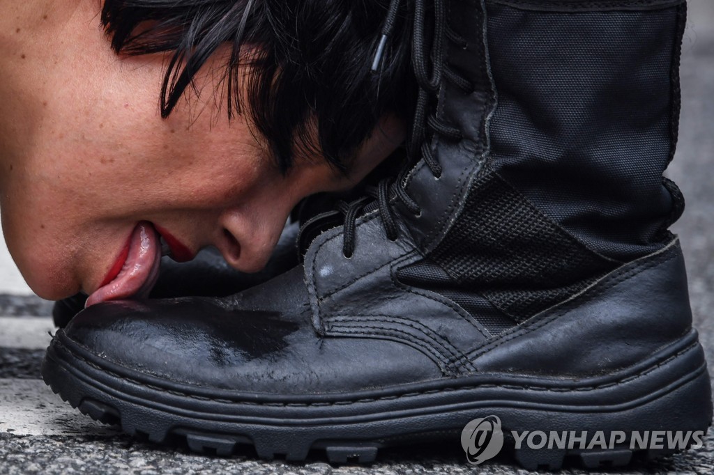베네수엘라 정부에 항의...'군화 핥는 퍼포먼스'