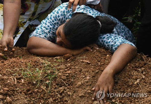 '부활절 테러' 사망자의 장지에서 오열하는 스리랑카 주민