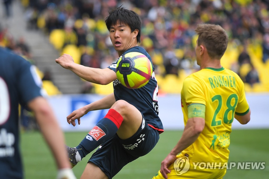 상대와 볼을 다투는 권창훈