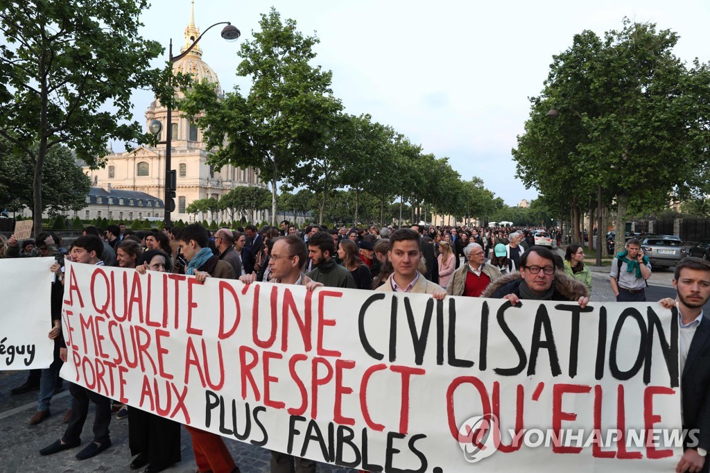 20일 파리에서 보건부 청사에서 엘리제궁까지 행진을 벌이며 랑베르의 연명치료 연장을 촉구하는 시위대