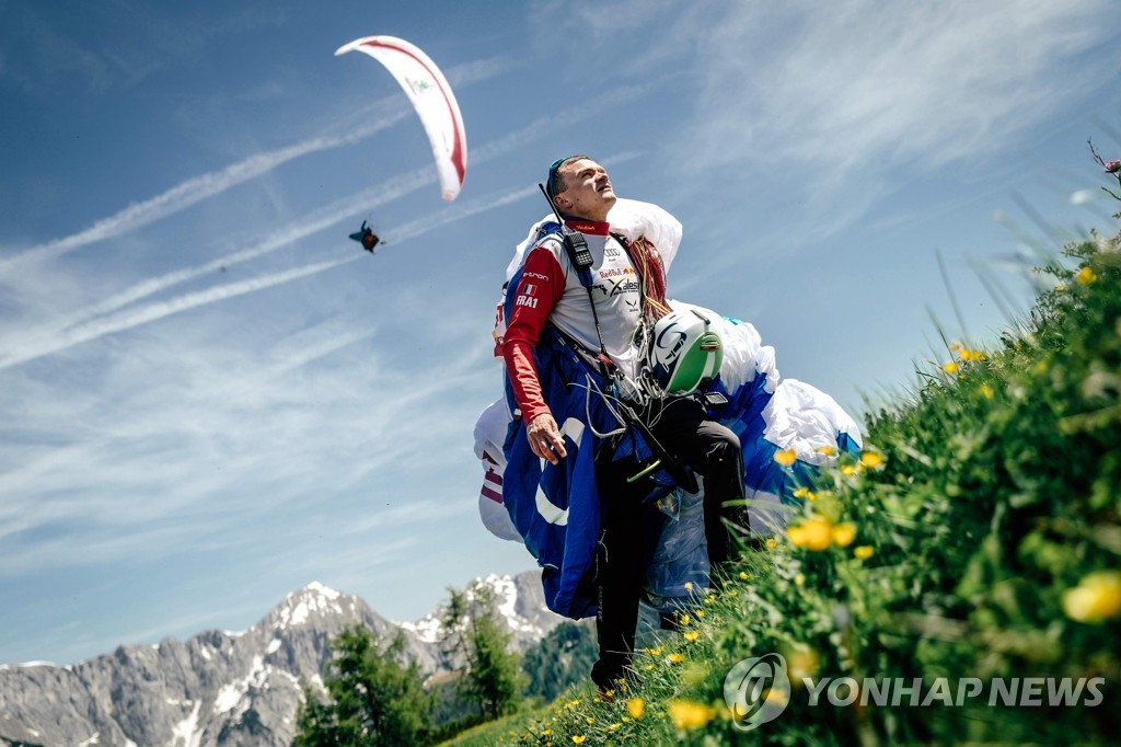 AUSTRIA-PARAGLIDING-ALPS
