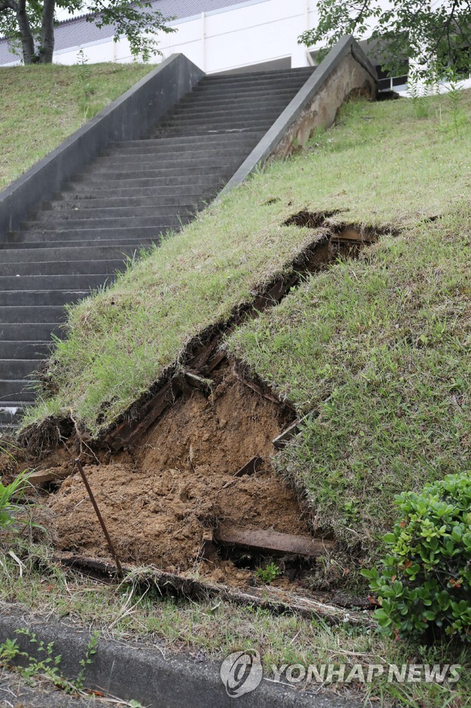 JAPAN-QUAKE