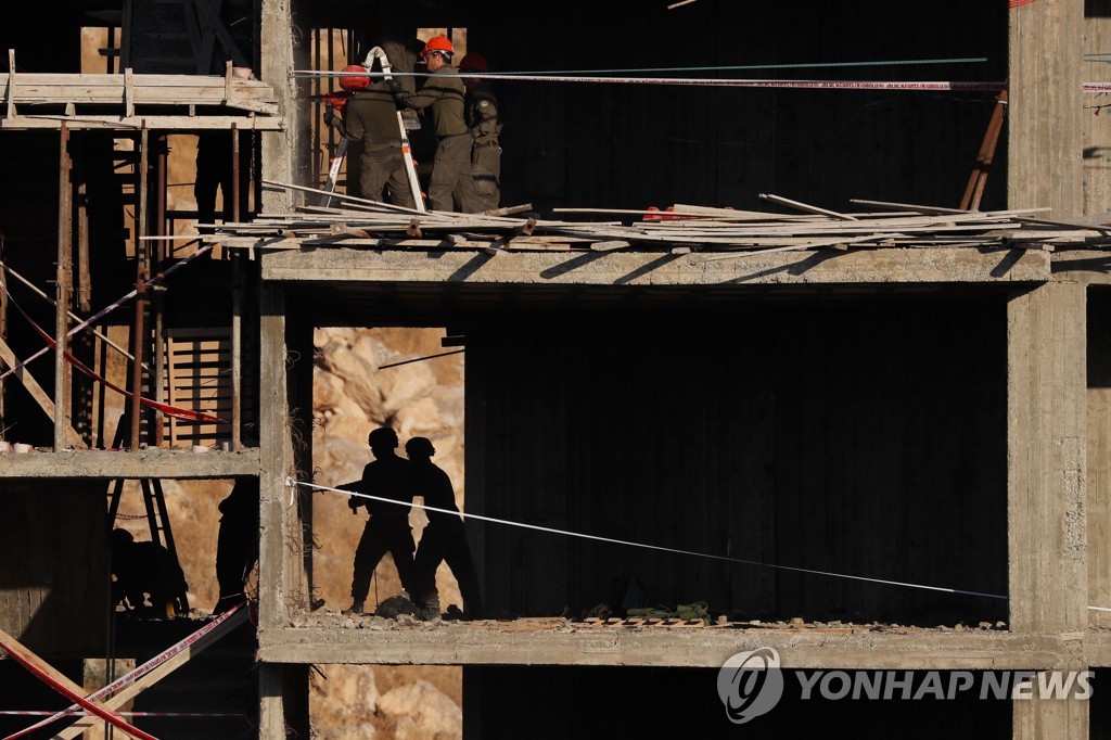22일 오전 수르 바헤르 마을에서 건축 중인 한 건물을 폭파하기 위해 폭약을 설치하는 이스라엘 군경