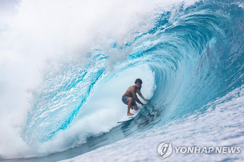 '물살을 가르며'…타히티서 서핑 연습하는 서퍼들