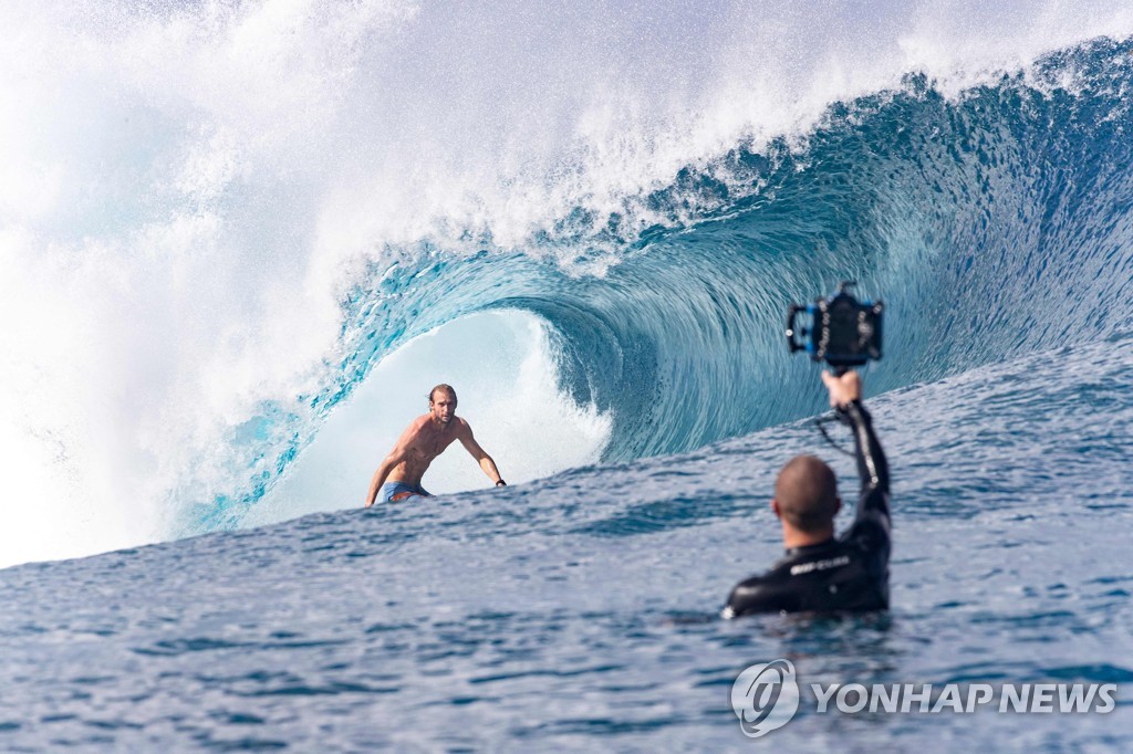 TAHITI-SURFING