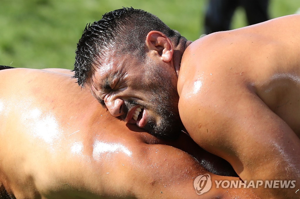 WRESTLING-TUR-OIL