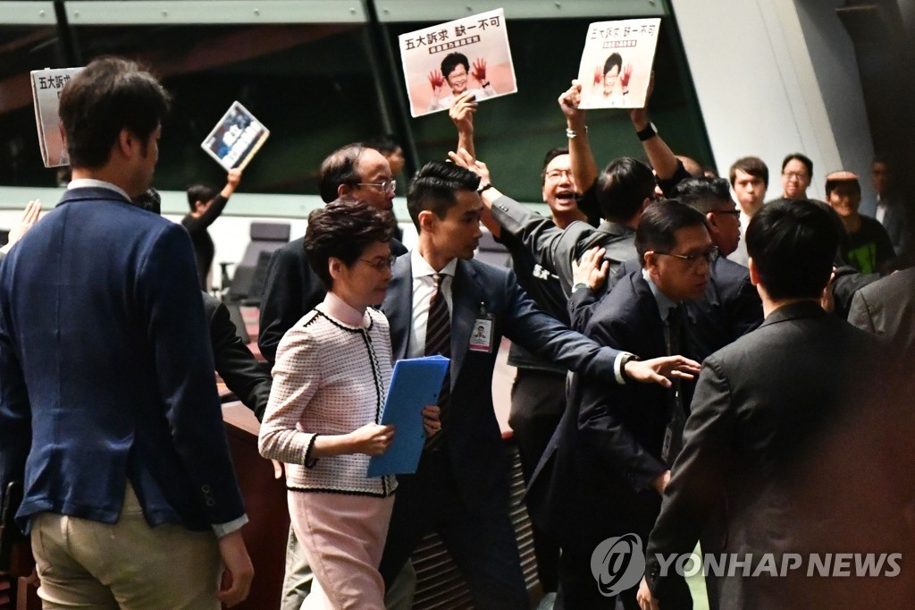 홍콩 캐리 람 행정장관 시정연설, 야당 의원들 반발로 중단