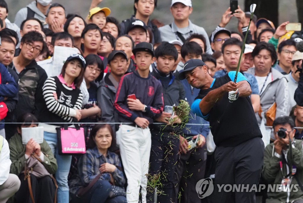 타이거 우즈의 3라운드 경기 모습.