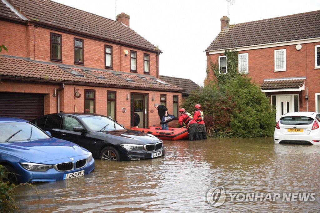 소방구조서비스 대원들이 홍수 피해를 겪은 동커스터 인근 지역에서 구조활동을 펴는 모습 [AFP=연합뉴스]