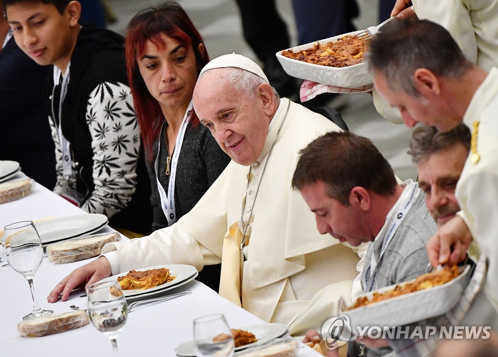 교황 "소수의 탐욕으로 다수가 빈곤"…노숙자 등과 오찬