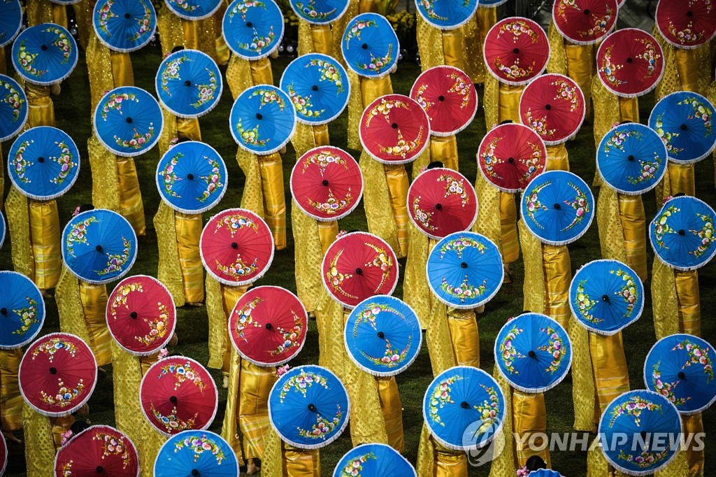 TOPSHOT-THAILAND-RELIGION-POPE