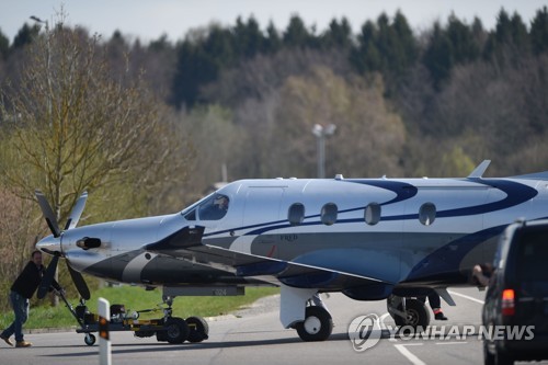 지난 2015년 8월 13일 독일 남부 프리드리히스하펜에서 이동하고 있는 '필라투스 PC-12'(Pilatus PC-12) 비행기