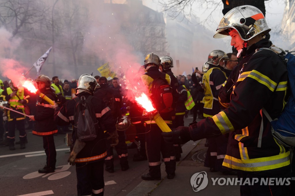 FRANCE-SOCIAL-DEMO-FIREFIGHTER-PENSION