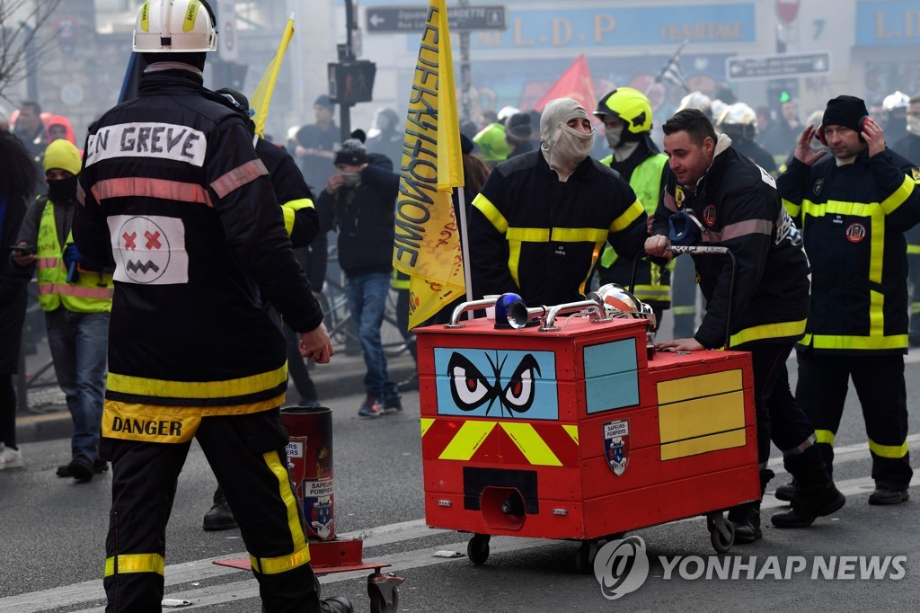 FRANCE-SOCIAL-DEMO-FIREFIGHTER-PENSION