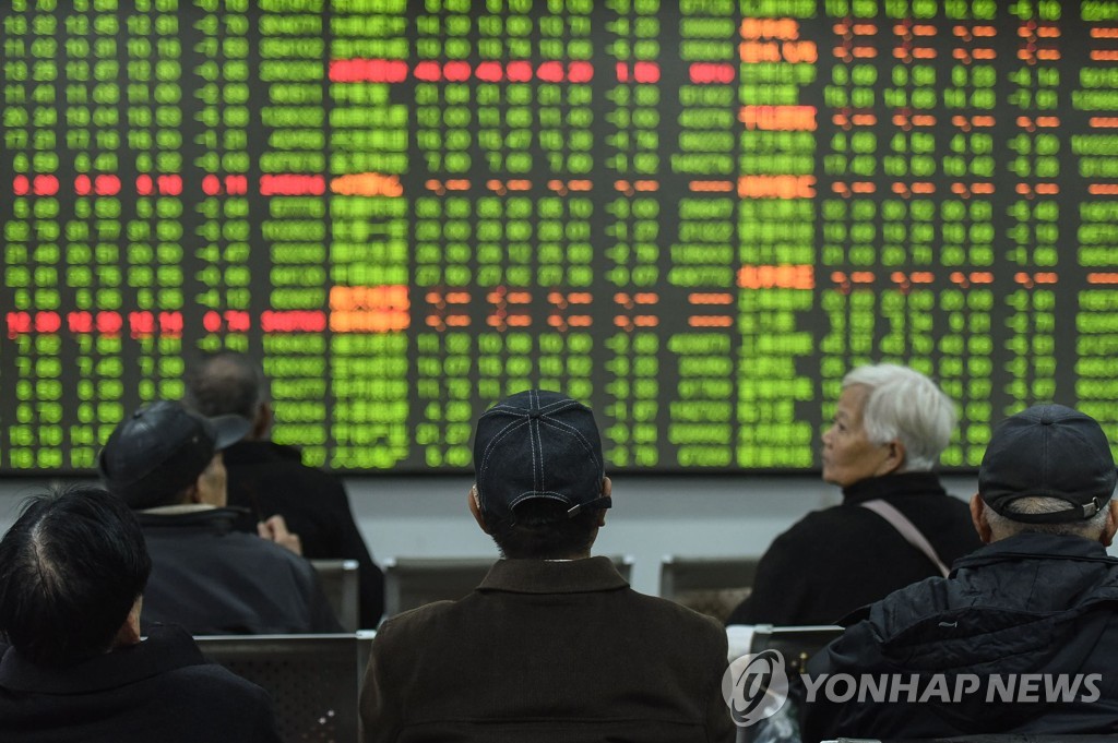 3일 중국 항저우에서 투자자들이 주식 시세를 보고 있다. [AFP=연합뉴스]