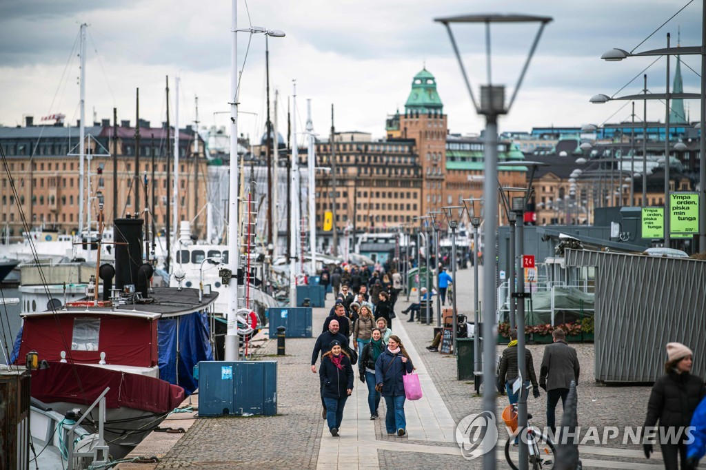 코로나19에도 28일(현지시간) 스톡홀름 거리에는 사람들이 평소처럼 다닌다.