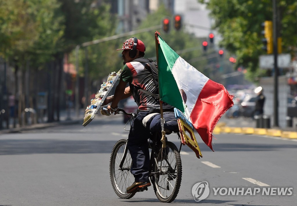 지난 11일(현지시간) 자전거를 타고 물건을 파는 멕시코 상인