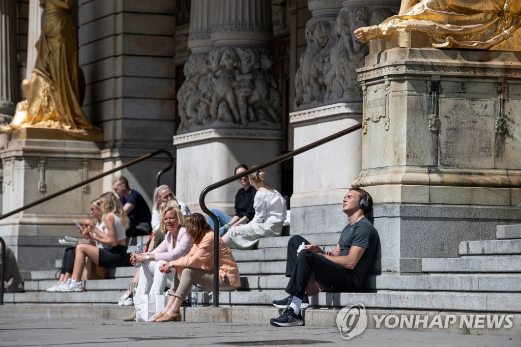 26일(현지시간) 스웨덴 스톡홀름 주민들이 일광욕을 즐기고 있다.